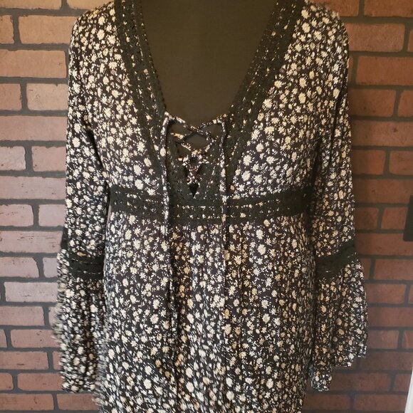 LLOVE USA clothing -black floral blouse - Picture 1 of 10